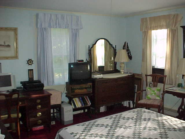 First Floor Master Bedroom (Queen sized bed)